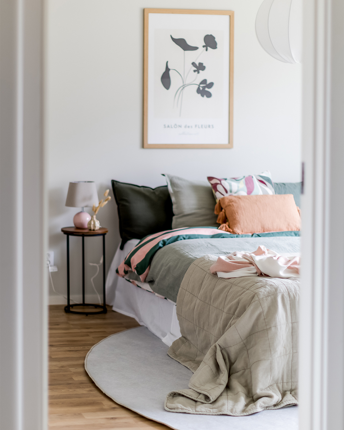 Sovrum med textilier i salvia, rosa och terrakotta